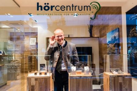 Herr Günter Neuser in seinem Geschäft