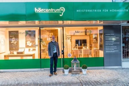 Herr Günter Neuser vor seinem Geschäft
