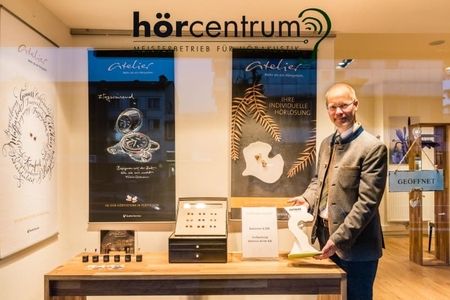 Herr Günter Neuser in seinem Geschäft