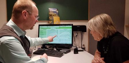 Herr Günter Neuser berät eine Kundin in seinem Hörcentrum