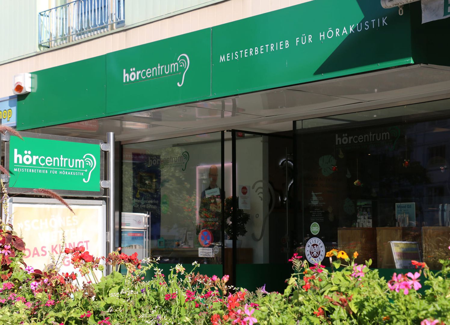 Außennansicht vom Eingang unseres Gebäudes | Hörcentrum - Hörakustik Meister Günter Neuser